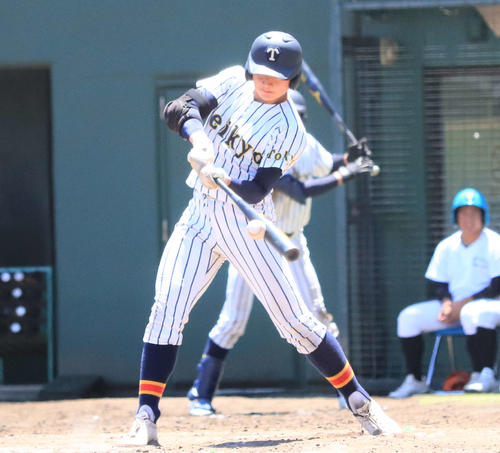高崎健康福祉大高崎対帝京　6回裏帝京無死、チーム初安打を放つ安藤（撮影・村山玄）