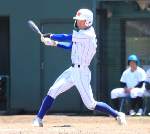 高崎健康福祉大高崎対帝京　9回表高崎健康福祉大高崎1死三塁、先制となる左適時二塁打を放つ狩野（撮影・村山玄）
