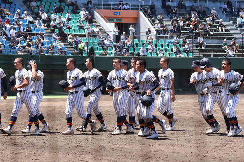 帝京対高崎健康福祉大　高崎健康福祉大高崎に敗れ引き揚げる帝京の選手ら（撮影・黒須亮）