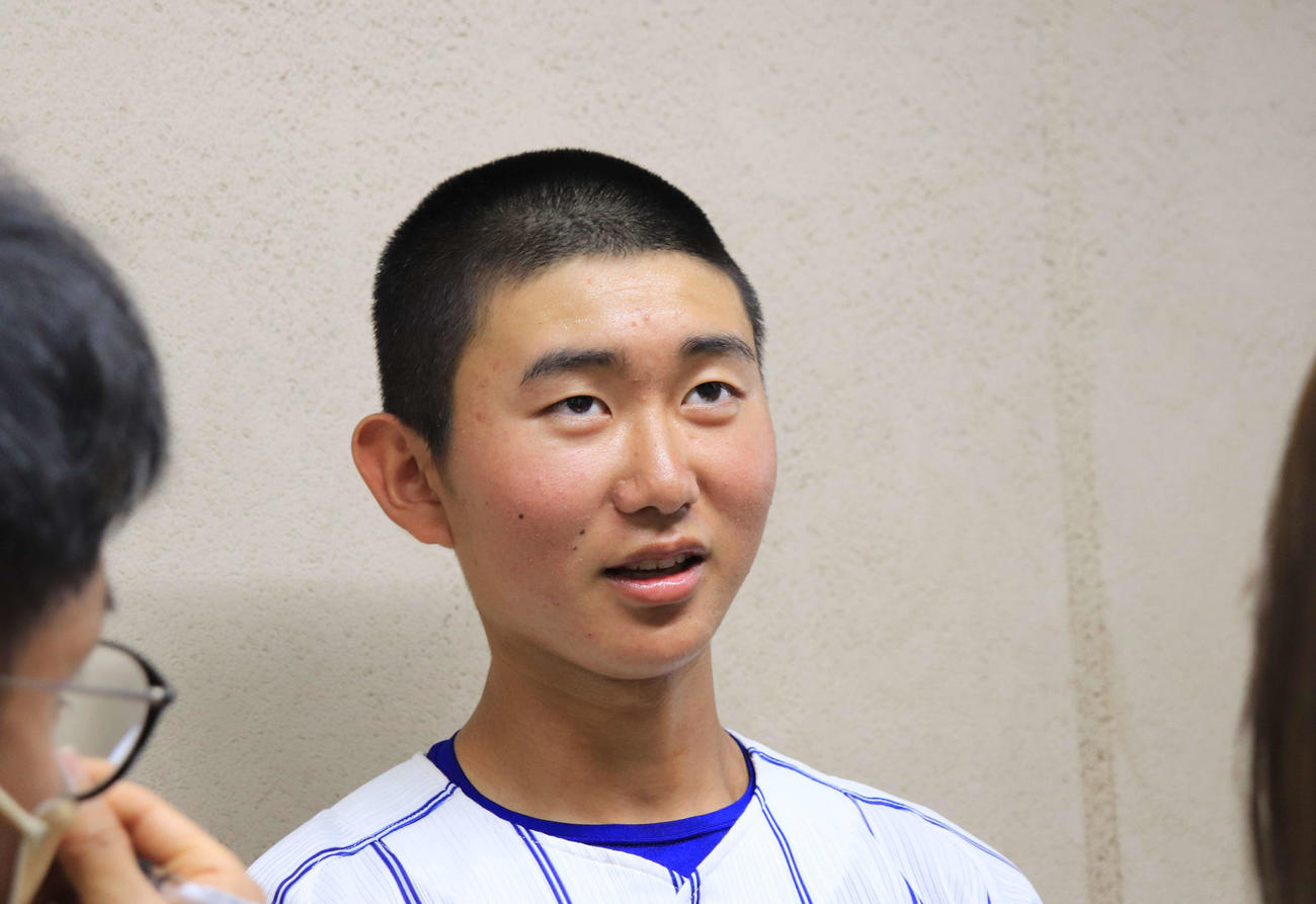 高崎健康福祉大高崎対帝京　取材に応じる決勝打を放った高崎健康福祉大高崎・狩野（撮影・村山玄）