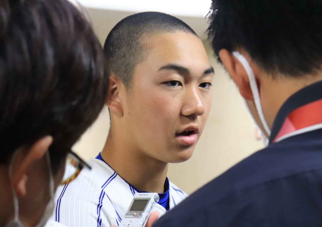 高崎健康福祉大高崎対帝京　取材に応じる、7回無失点投球の高崎健康福祉大高崎・石垣（撮影・村山玄）