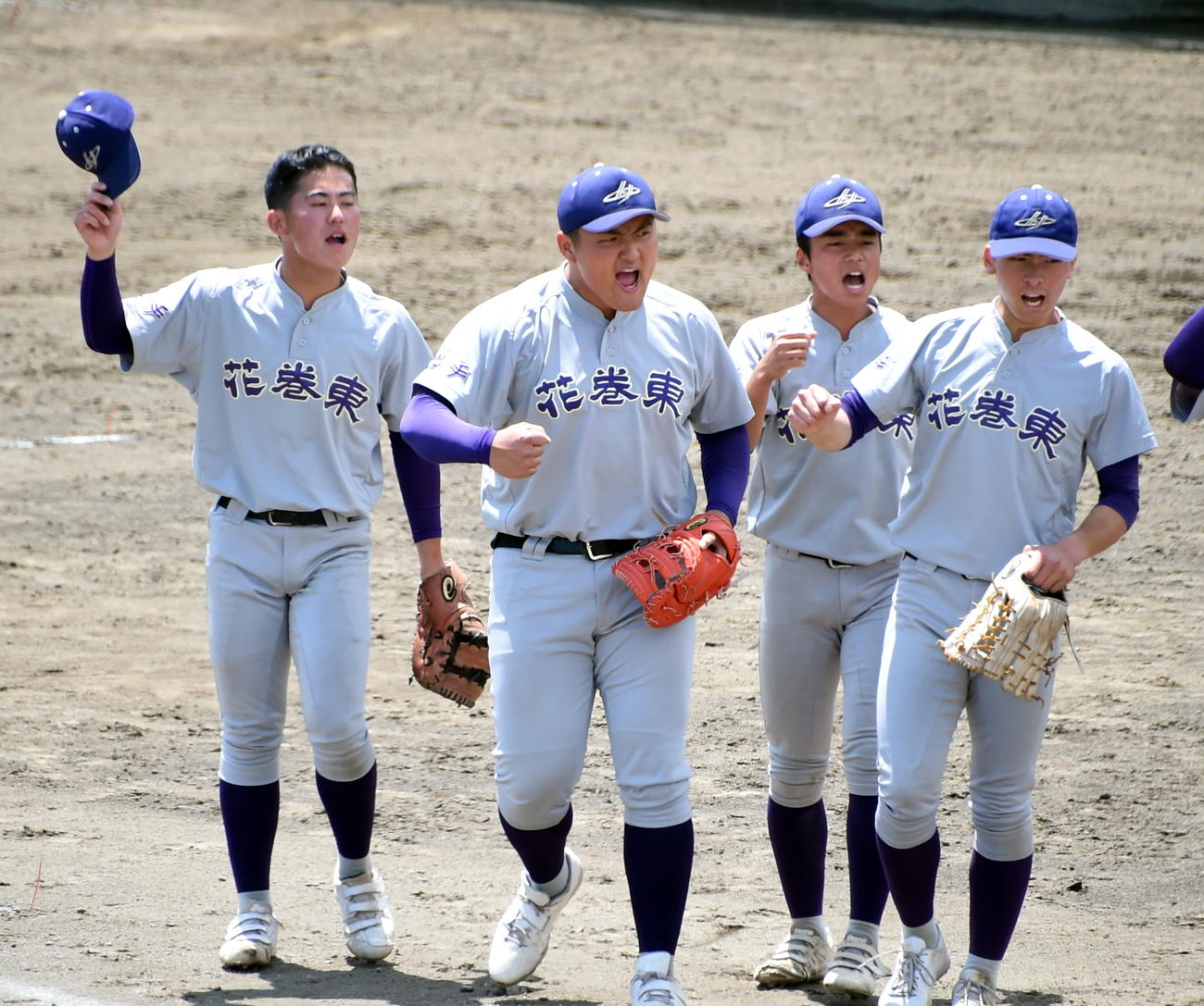 盛岡誠桜対花巻東　試合前ノックでグラブをつけてサポート役に徹した花巻東・佐々木麟（左から2人目）（撮影・山田愛斗）