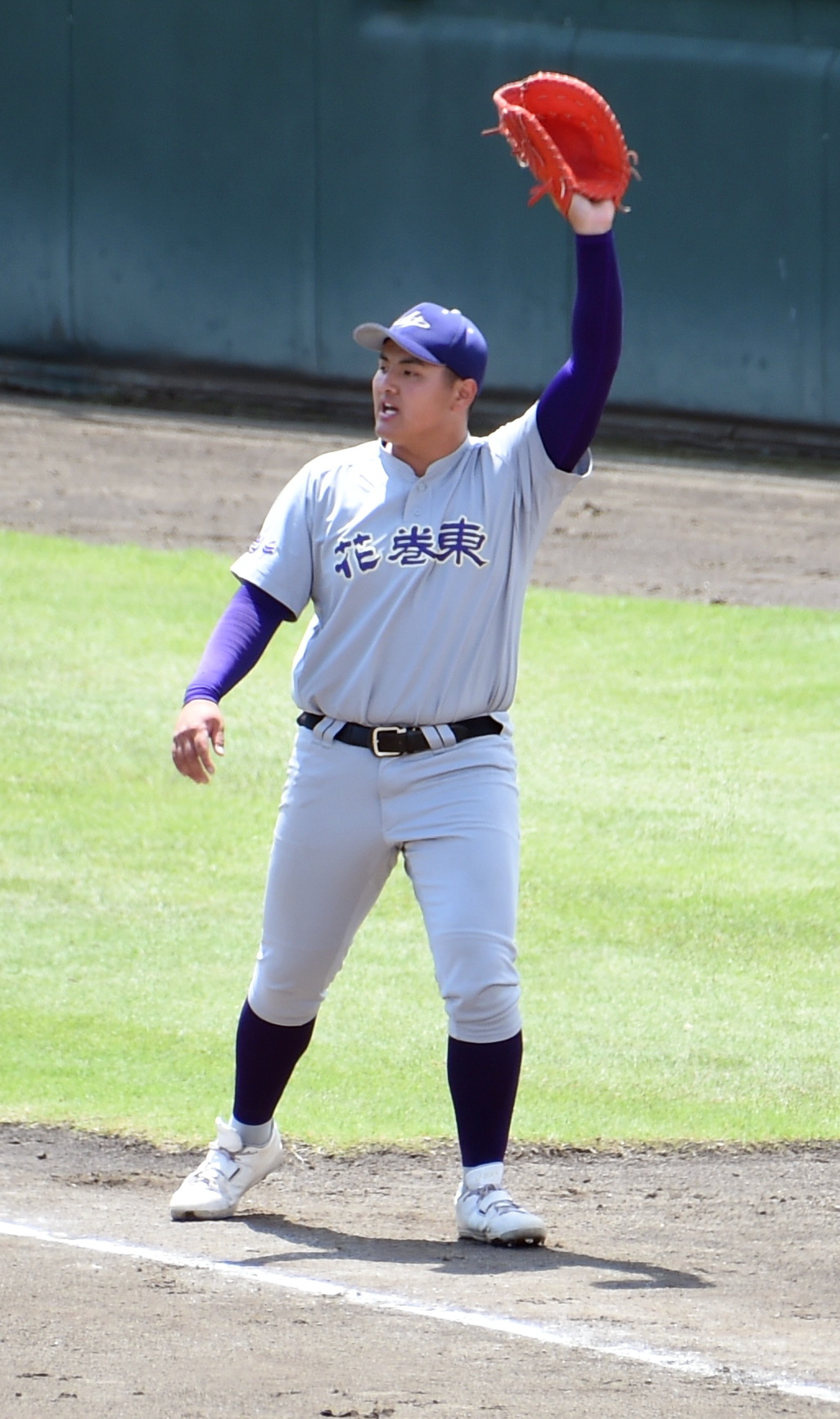 盛岡誠桜対花巻東　試合前ノックでグラブをつけてサポート役に徹した花巻東・佐々木麟（撮影・山田愛斗）