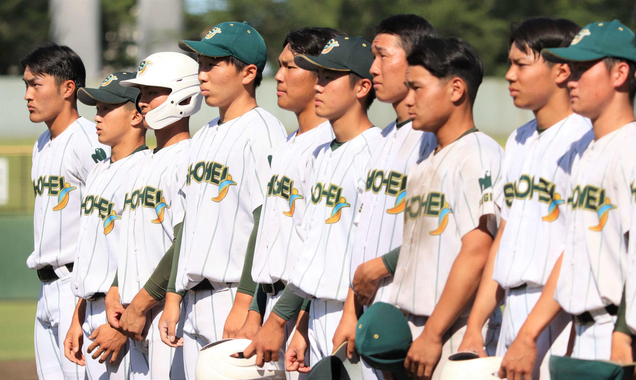 木更津総合対昌平　試合後、応援団にあいさつする昌平の選手たち＝2023年5月24日（撮影・村山玄）