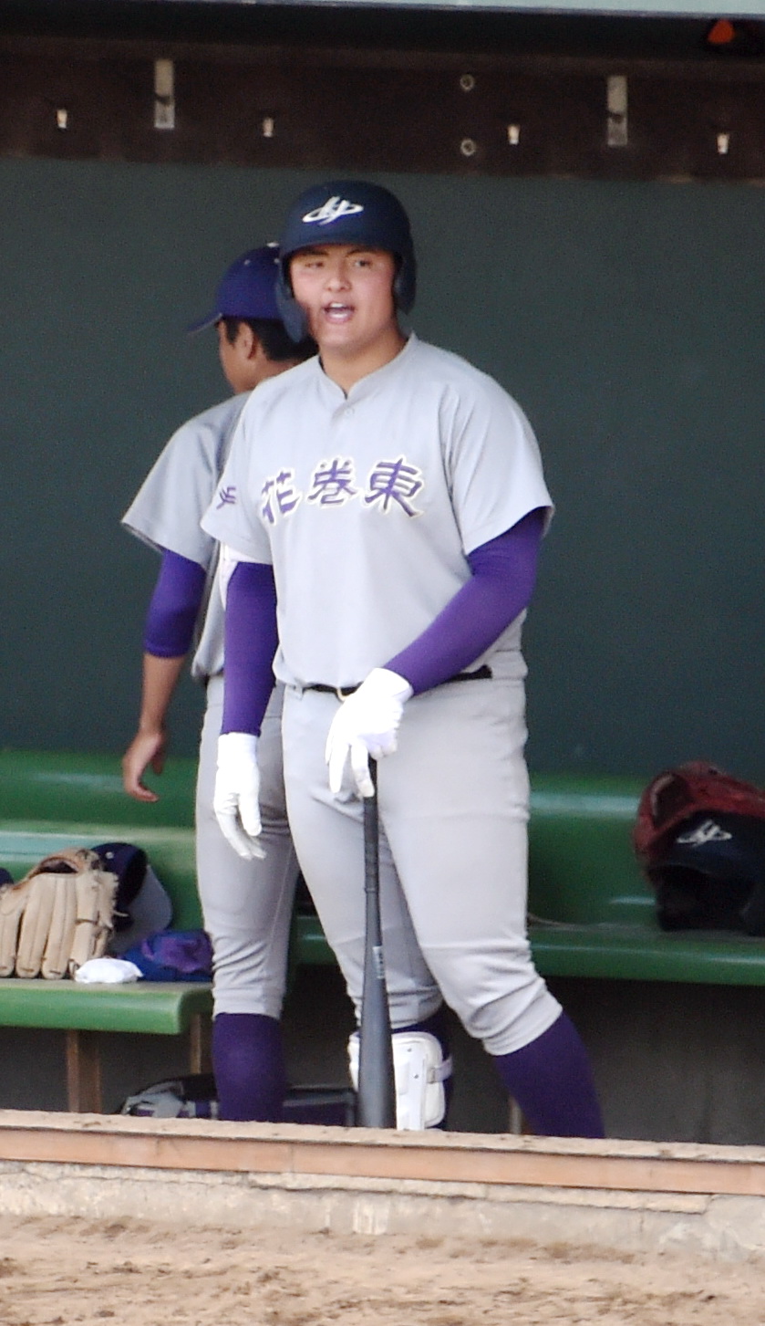 盛岡誠桜対花巻東　代打に備えてベンチでヘルメットをかぶりバットを持つ花巻東・佐々木麟（撮影・山田愛斗）