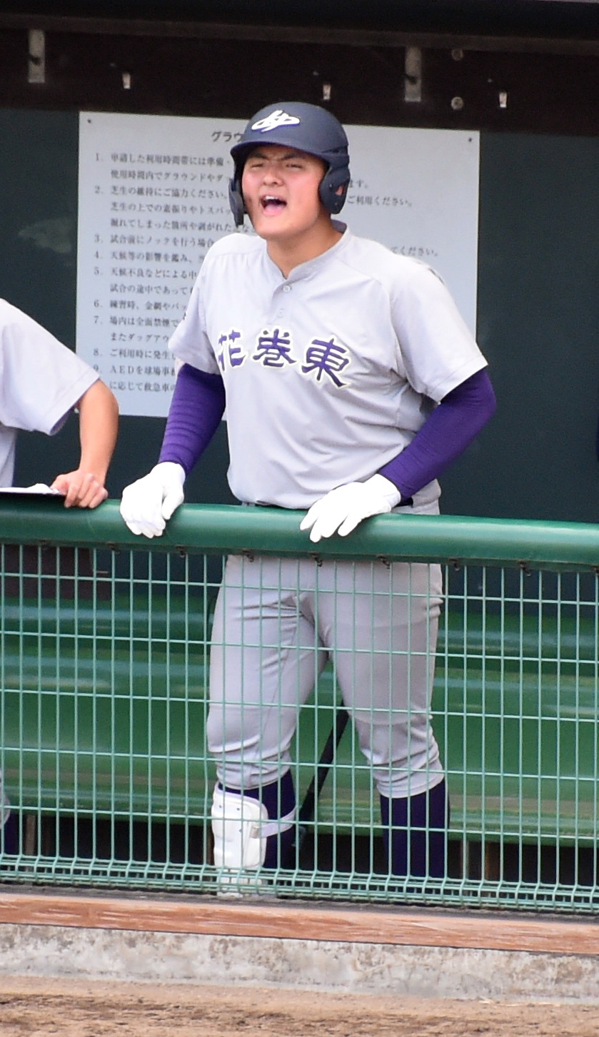 盛岡誠桜対花巻東　ヘルメットをかぶりベンチから仲間を鼓舞する花巻東・佐々木麟（撮影・山田愛斗）