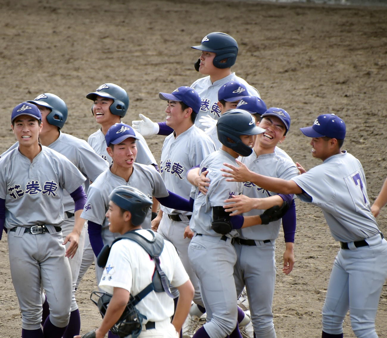 9回、左越えにサヨナラ適時二塁打を決めた花巻東・小林（前列右から3人目）はチームメートから祝福される