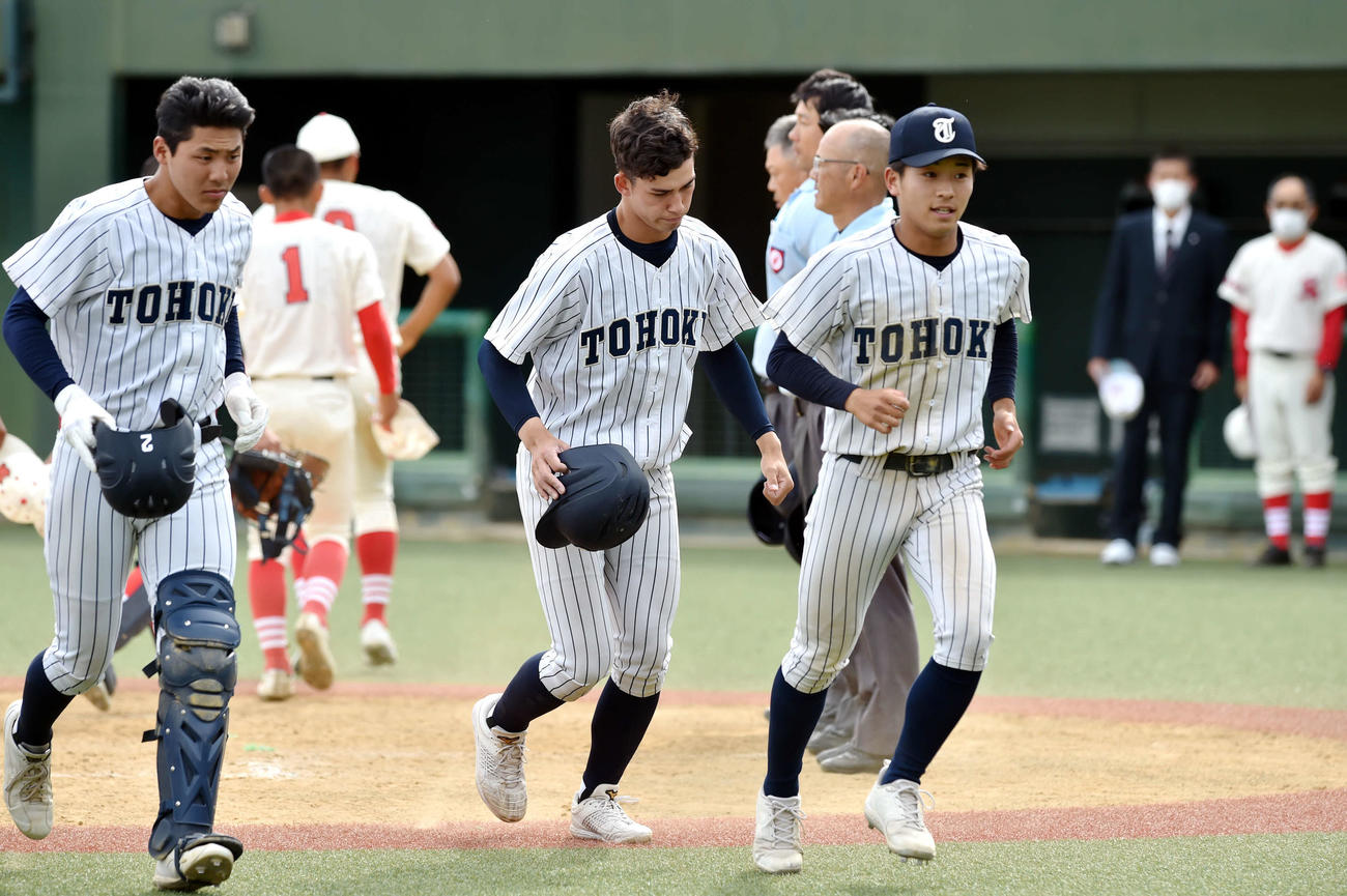 東北対仙台商　仙台商に敗れ、ベンチ前に向かう東北の左から日隈、ハッブス、佐藤響（撮影・相沢孔志）