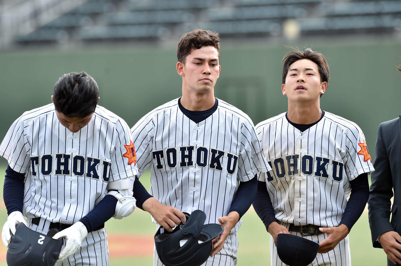 仙台商に敗れ、ベンチに引き揚げる東北の左から日隈、ハッブス、佐藤響