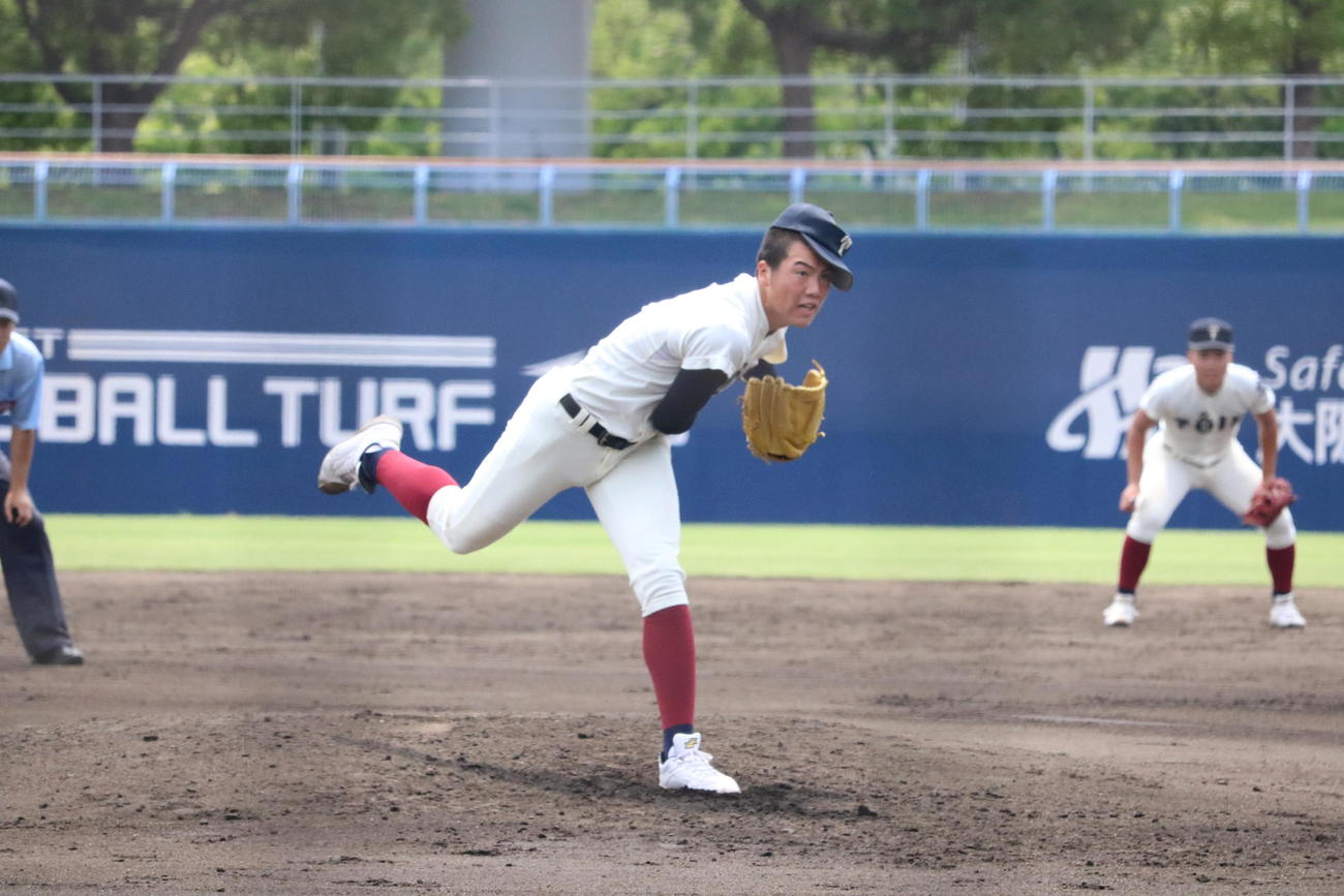 智弁学園対大阪桐蔭　大阪桐蔭の平嶋桂知投手（2年）が2番手で登板する（撮影・林亮佑）