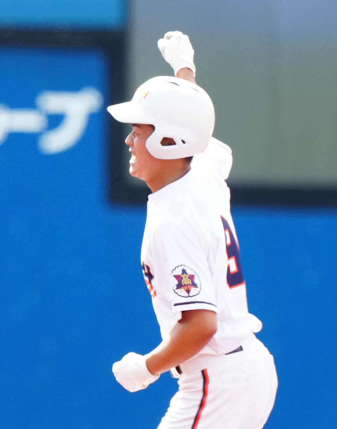 常総学院対木更津総合　2回裏木更津総合1死一塁、先制2点本塁打を放ち、ガッツポーズを見せる三富（撮影・江口和貴）