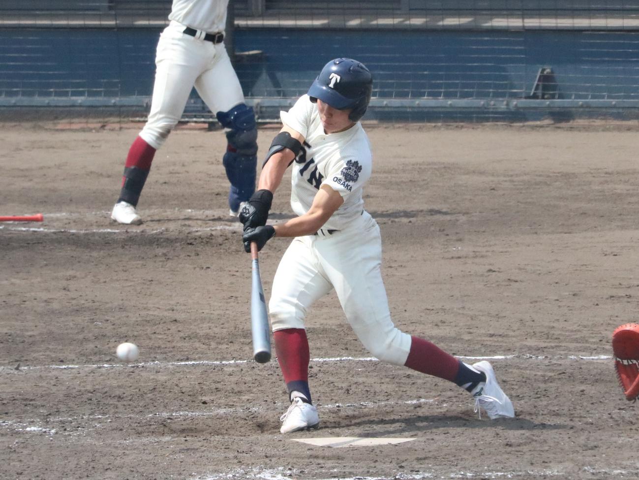 智弁学園対大阪桐蔭　4回裏2死二塁、大阪桐蔭の山田太成外野手（3年）の適時二塁打で2点差に詰め寄る（撮影・林亮佑）