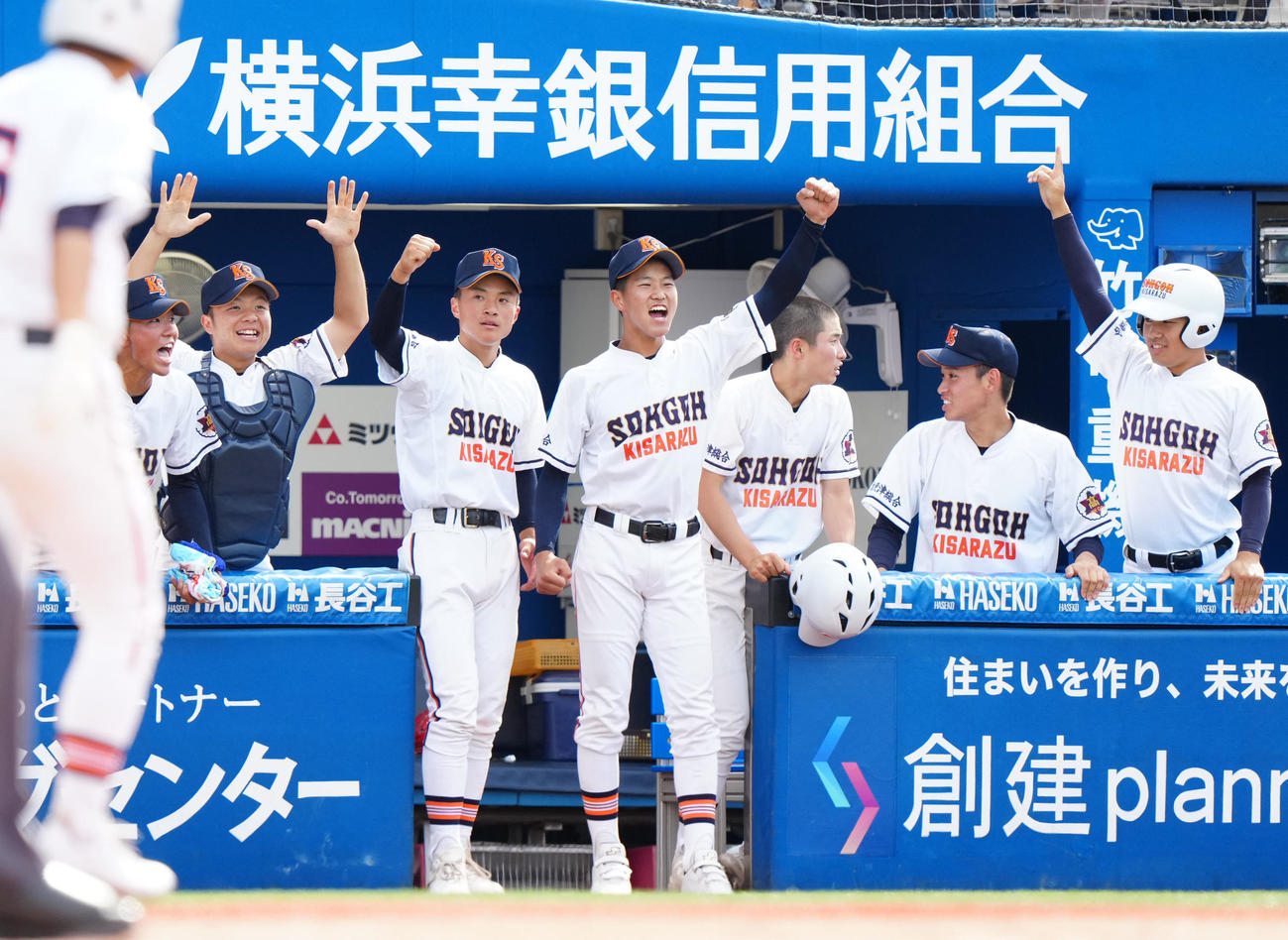 常総学院対木更津総合　5回裏木更津総合2死三塁、水野が適時打を放ち、喜ぶ選手たち（撮影・江口和貴）