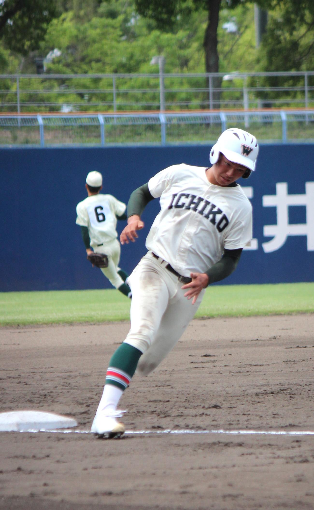 報徳学園対市和歌山　2回、藤井の先制三塁打でホームに向かう市和歌山・村上（撮影・柏原誠）