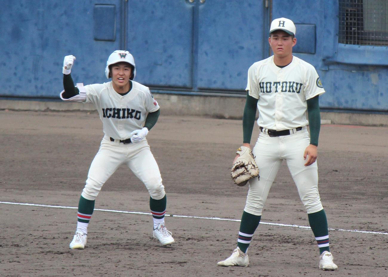 報徳学園対市和歌山　3回、左前適時打を放ちガッツポーズ市和歌山・宇治田（左）（撮影・柏原誠）