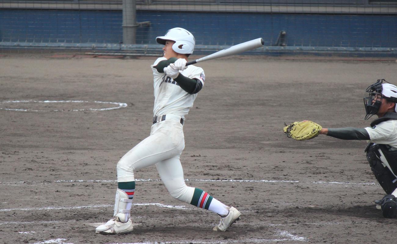 報徳学園対市和歌山　3回、中犠飛を放つ市和歌山・田嶋（撮影・柏原誠）