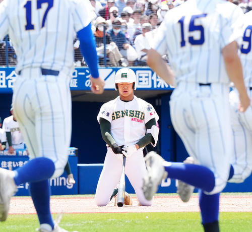 専大松戸対高崎健康福祉大高崎　9回表専大松戸2死一、二塁、空振り三振に倒れ、試合終了となり、悔しい表情の平野（撮影・江口和貴）