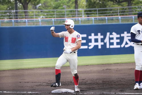 智弁学園対大阪桐蔭　智弁学園の5番池下春道内野手（3年）は適時三塁打を放ち、三塁ベース上でガッツポーズをする（撮影・林亮佑）