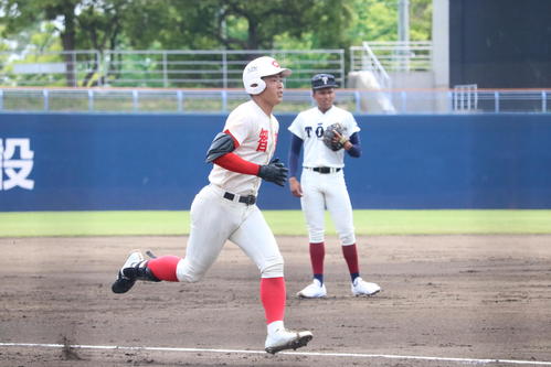 智弁学園対大阪桐蔭　智弁学園2回表無死、松本大輝外野手（3年）は右越えソロ本塁打を放ち、三塁ベースを回る（撮影・林亮佑）