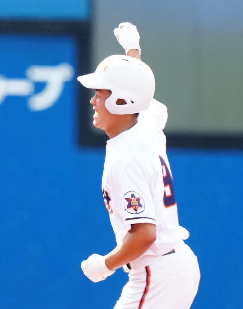 常総学院対木更津総合　2回裏木更津総合1死一塁、先制2点本塁打を放ち、ガッツポーズを見せる三富（撮影・江口和貴）