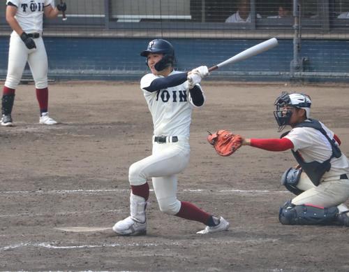 智弁学園対大阪桐蔭　5回裏1死一、三塁、大阪桐蔭の小川大地内野手（3年）の犠飛で1点差とする（撮影・林亮佑）