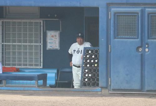 智弁学園対大阪桐蔭　ベンチから戦況を見つめる大阪桐蔭の西谷浩一監督（撮影・林亮佑）