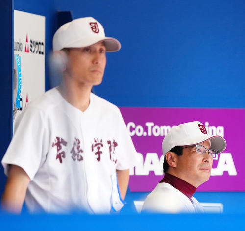 常総学院対木更津総合　3回裏、ベンチから戦況を見つめる常総学院・島田監督（右）（撮影・江口和貴）