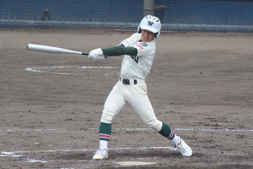 報徳学園対市和歌山　3回、左前適時打を放つ市和歌山・宇治田（撮影・柏原誠）