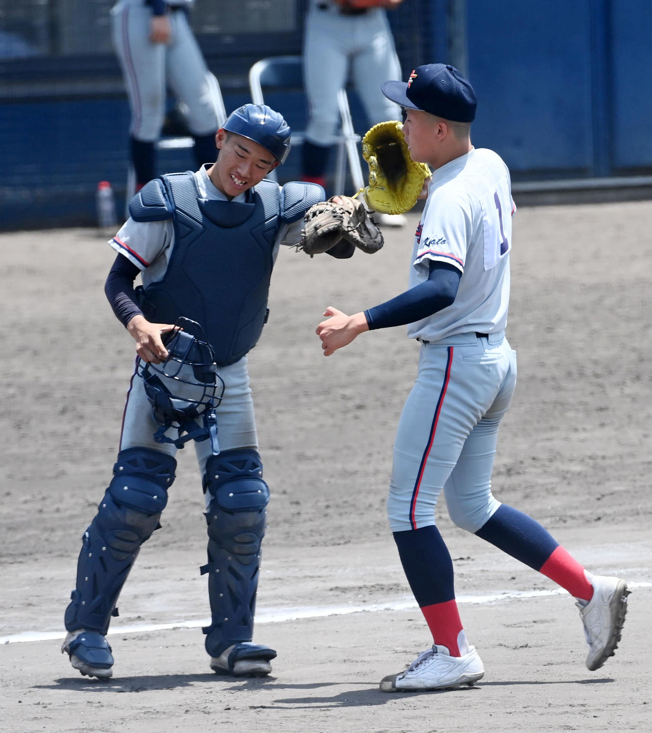 近大付対京都国際　近大付を破った京都国際先発の杉原（右）は奥井とグラブタッチ（撮影・前岡正明）
