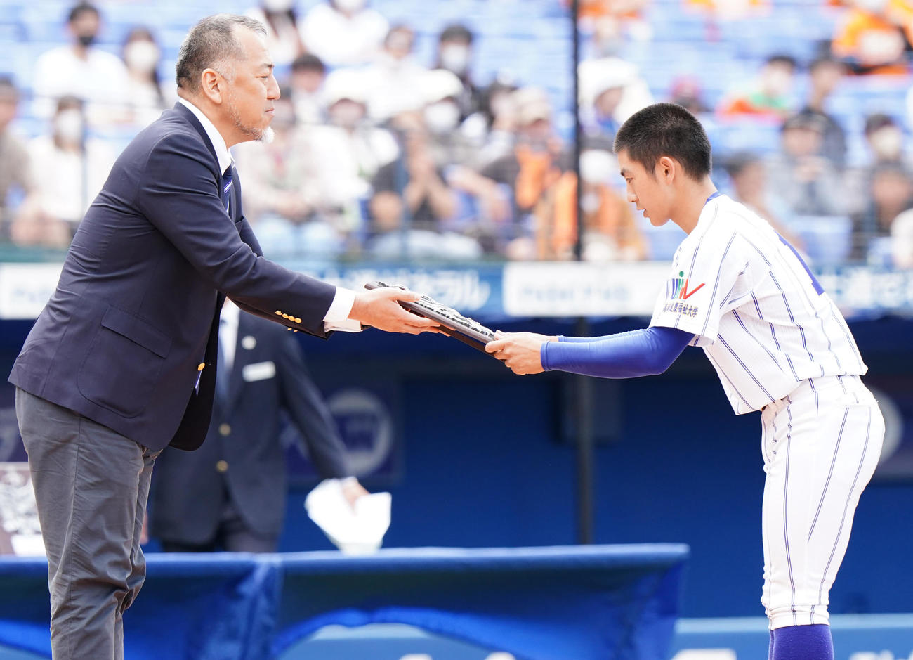 木更津総合対高崎健康福祉大高崎　閉会式で優勝盾を受け取る高崎健康福祉大高崎・加藤（右）。左は本紙野球部鈴木部長（撮影・江口和貴）