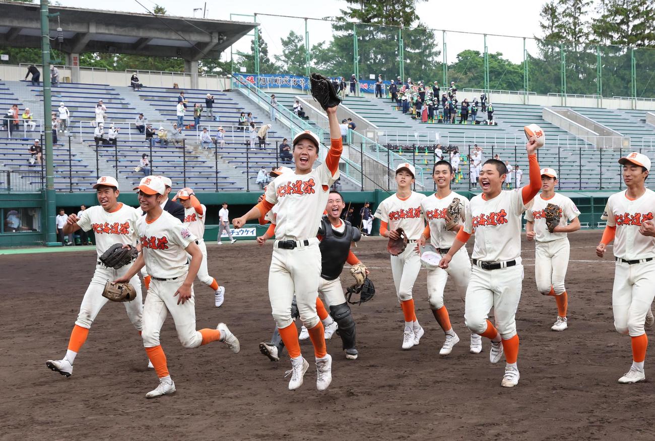 旭川明成対北海道栄　ベスト4に進出し歓喜する北海道栄ナイン（撮影・黒川智章）
