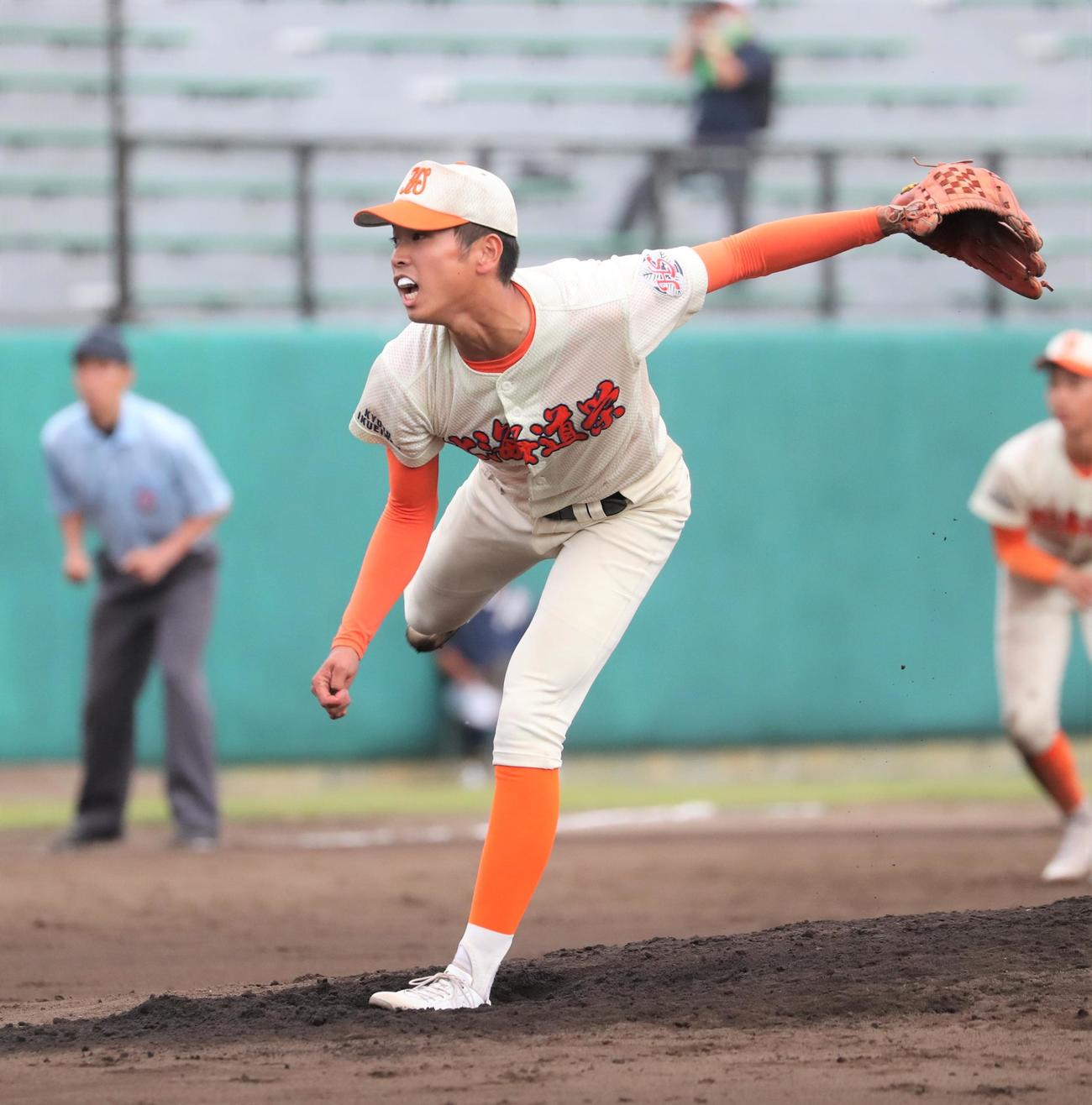 旭川明成対北海道栄　9回途中登板の北海道栄・山崎（撮影・黒川智章）
