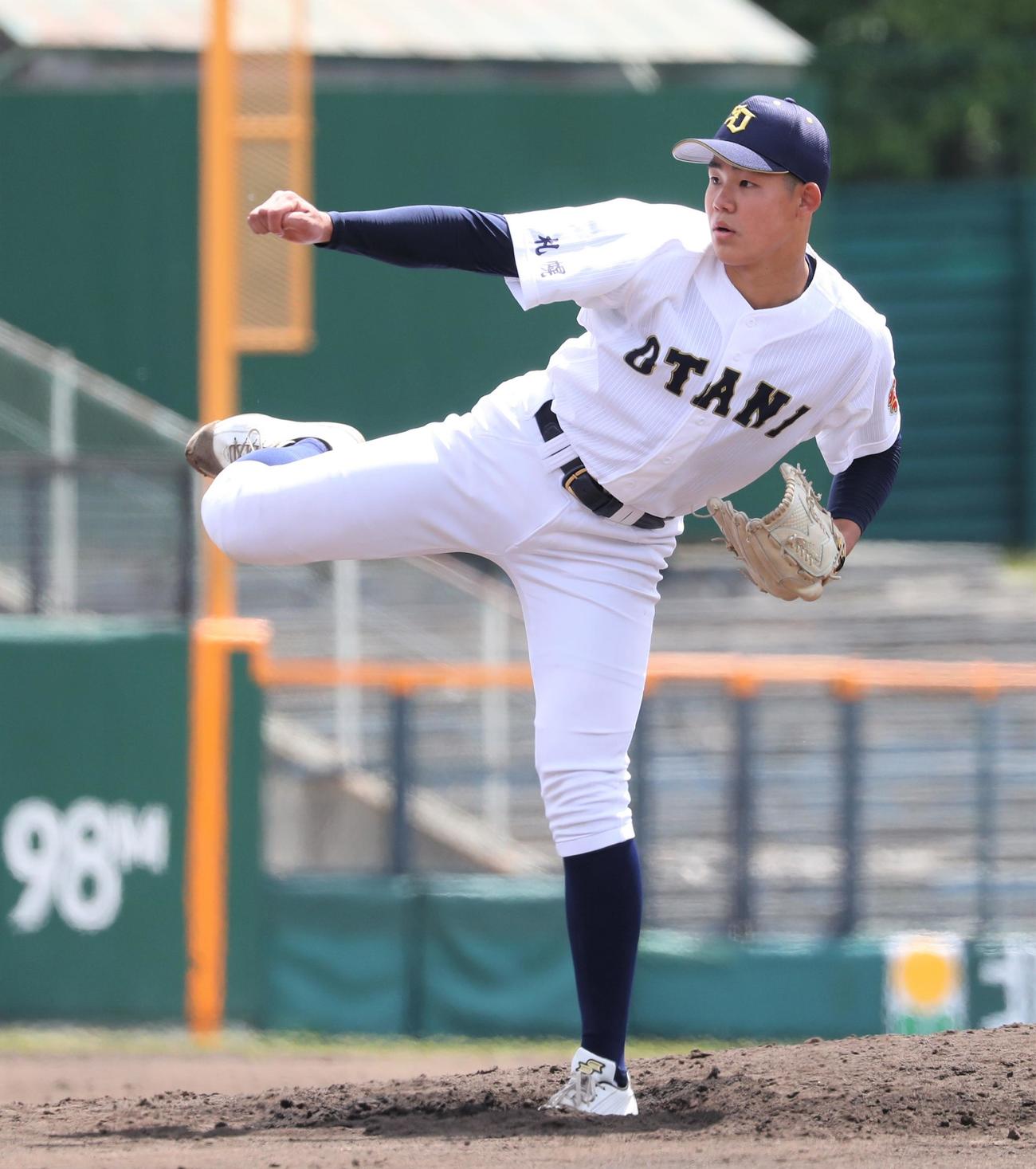 岩見沢東対札幌大谷　5回から登板し4イニングを無失点に抑える札幌大谷・瀬尾（撮影・黒川智章）