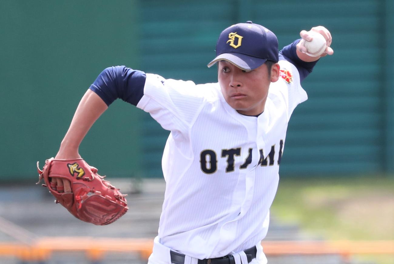 春季北海道野球大会　岩見沢東対札幌大谷　4回まで無失点に抑える札幌大谷・及川（撮影・黒川智章）