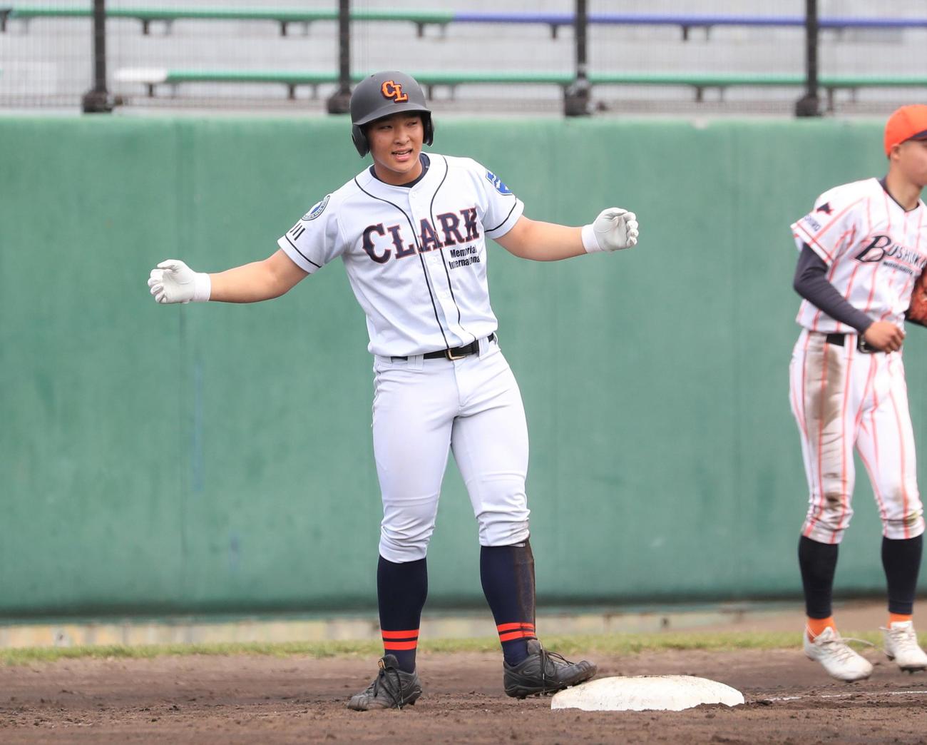 春季北海道野球大会　武修館対クラーク　4回裏クラーク1死三塁、左中間に適時三塁打を放ち笑顔の八木（撮影・黒川智章）