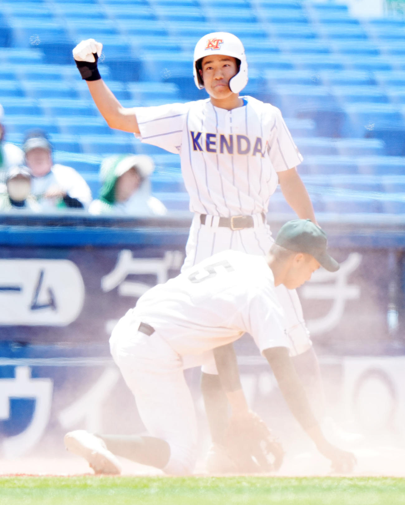 専大松戸対高崎健康福祉大高崎　8回裏高崎健康福祉大高崎2死一、二塁、2点適時三塁打を放ち、ガッツポーズの半田（撮影・江口和貴）