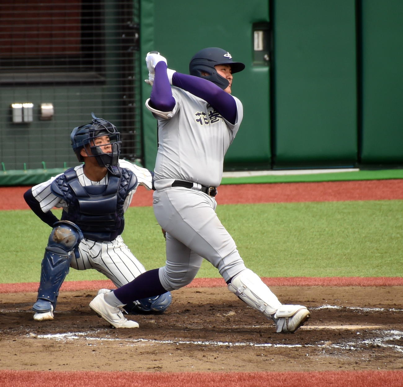 盛岡四対花巻東　2回裏花巻東1死一、二塁、中越え3点本塁打を放つ佐々木麟（撮影・山田愛斗）