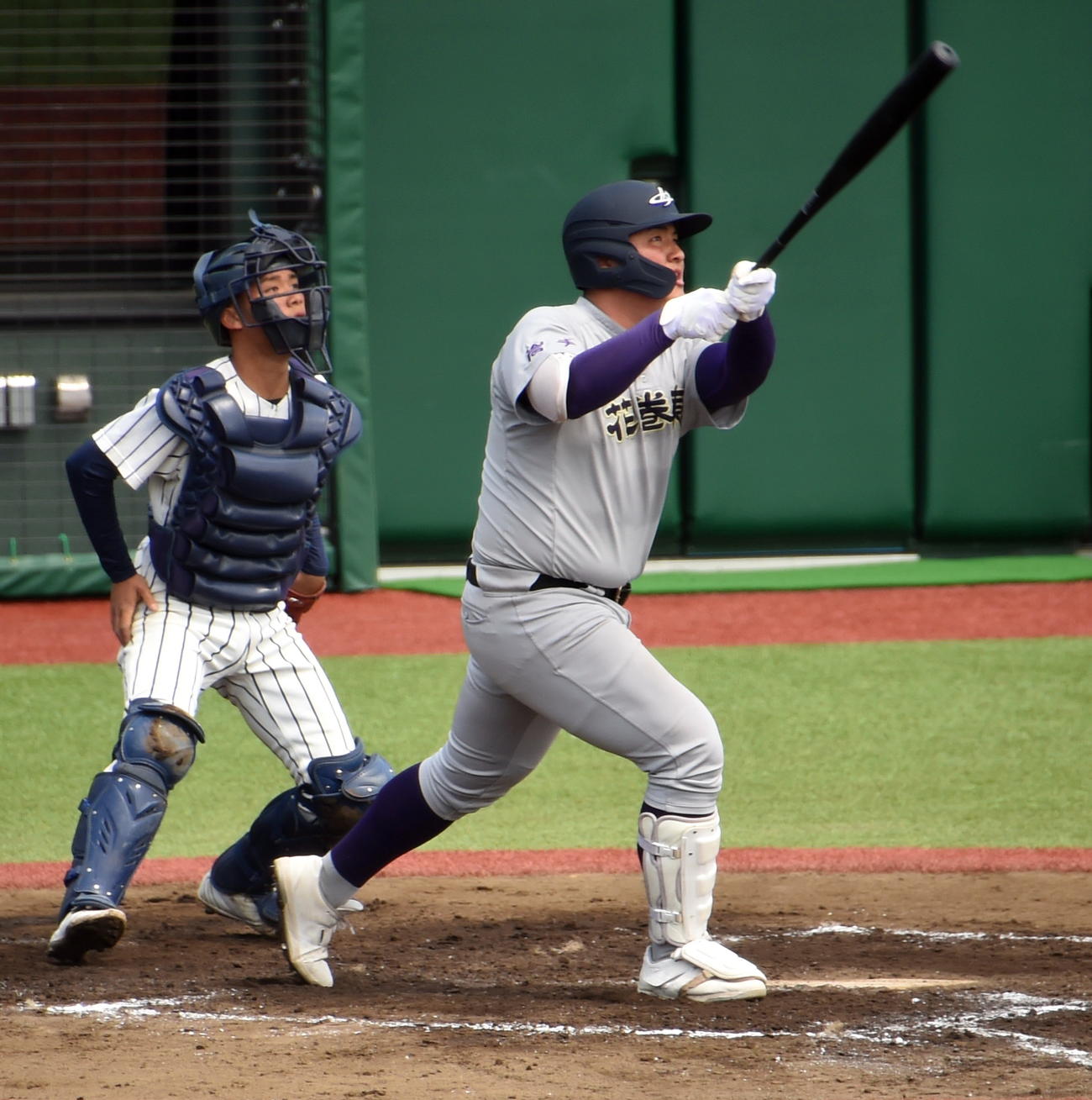 盛岡四対花巻東　2回裏花巻東1死一、二塁、中越え3点本塁打を放つ佐々木麟（撮影・山田愛斗）