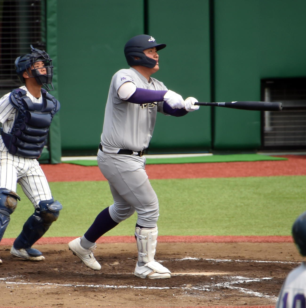 盛岡四対花巻東　2回裏花巻東1死一、二塁、中越え3点本塁打を放つ佐々木麟（撮影・山田愛斗）