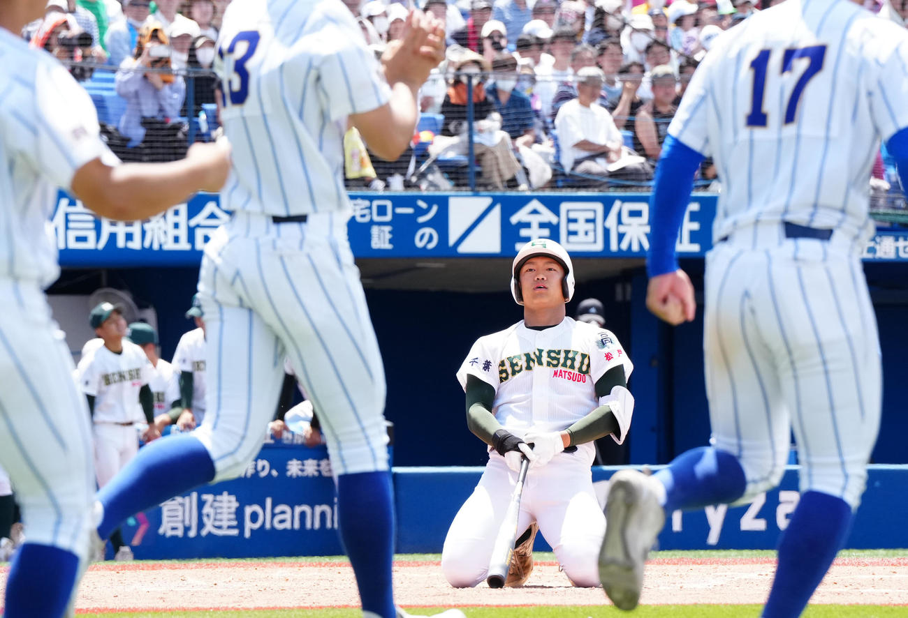 専大松戸対高崎健康福祉大高崎　9回表専大松戸2死一、二塁、空振り三振に倒れ、試合終了となり、悔しい表情の平野（撮影・江口和貴）