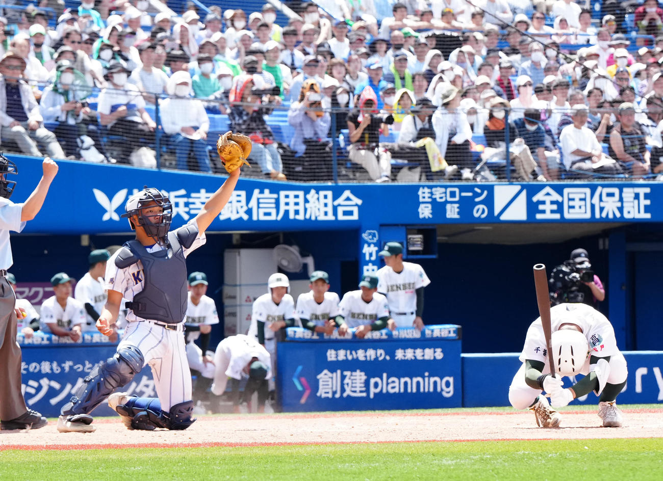 専大松戸対高崎健康福祉大高崎　9回表専大松戸2死一、二塁、空振り三振に倒れ、試合終了となり、悔しがる平野（右）（撮影・江口和貴）