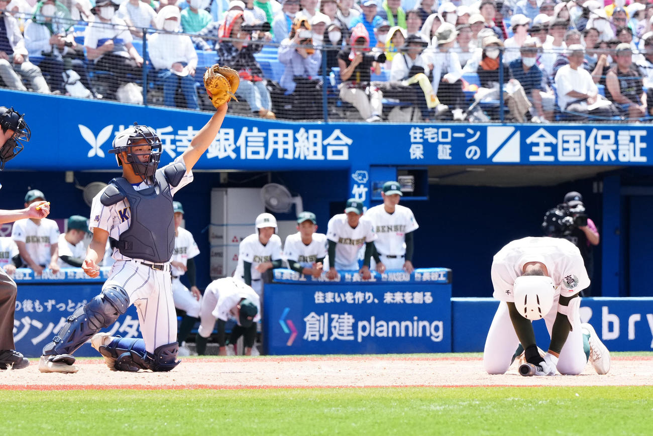 専大松戸対高崎健康福祉大高崎　9回表専大松戸2死一、二塁、空振り三振に倒れ、試合終了となり、悔しがる平野（右）（撮影・江口和貴）