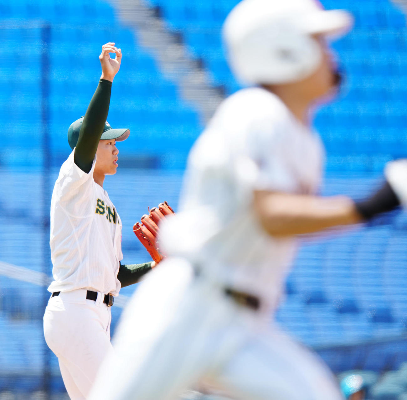 専大松戸対高崎健康福祉大高崎　8回裏高崎健康福祉大高崎2死一、二塁、半田（手前）に2点適時三塁打を浴びる平野（撮影・江口和貴）