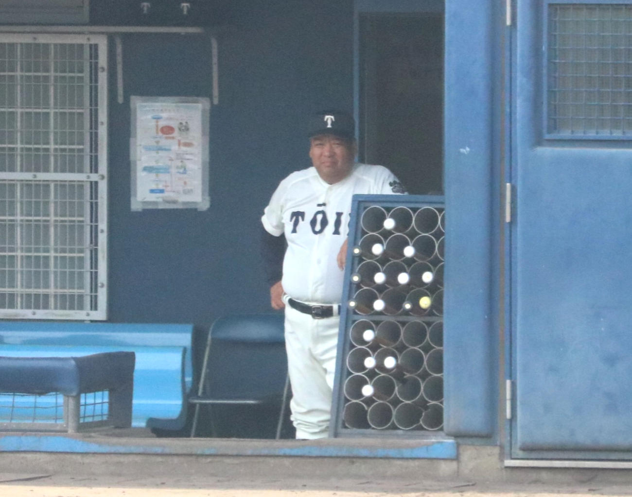 ベンチから戦況を見つめる大阪桐蔭の西谷浩一監督（撮影・林亮佑）
