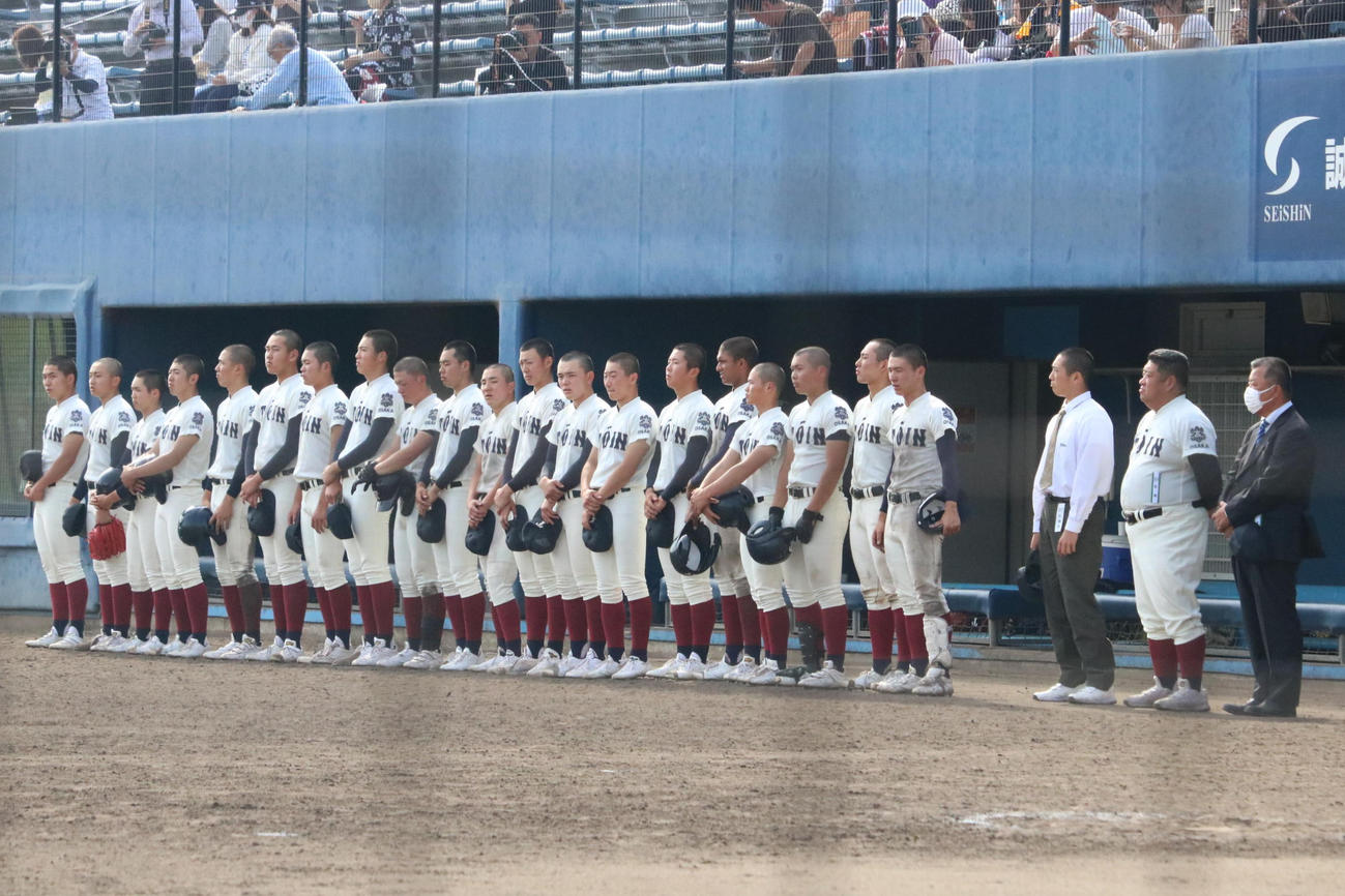 試合に敗れてベンチ前で整列する大阪桐蔭ナイン（撮影・林亮佑）