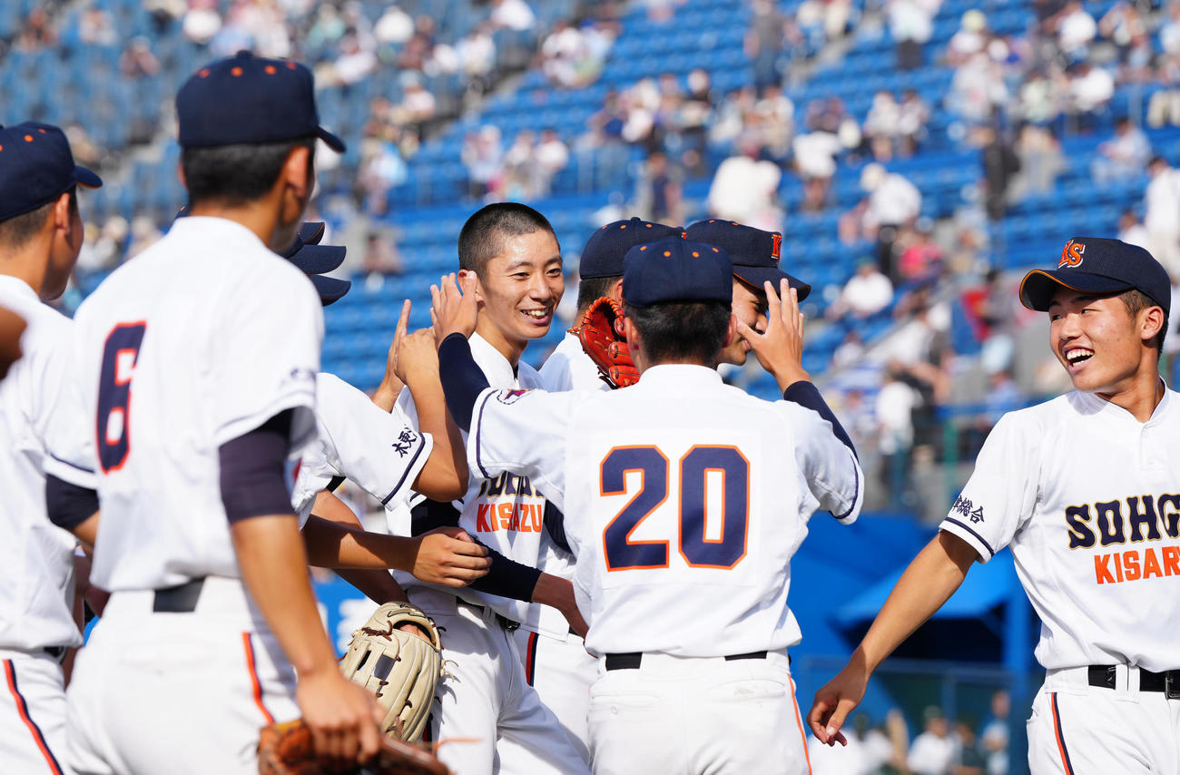 常総学院対木更津総合　試合後、完封勝利でチームメートに祝福される木更津総合先発の石沢（中央）（撮影・江口和貴）