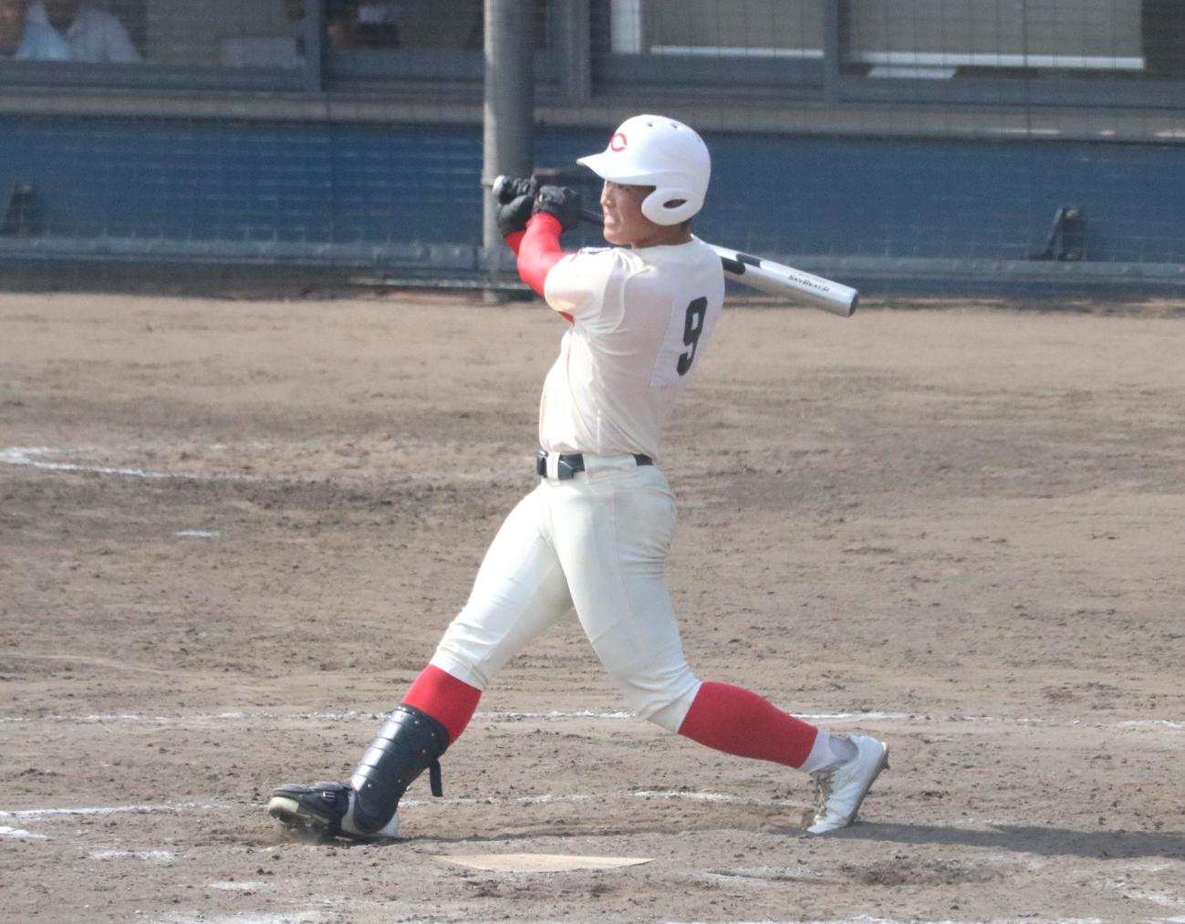 大阪桐蔭対智弁学園　8回表1死、智弁学園の松本が左中間へ二塁打を放つ（撮影・林亮佑）