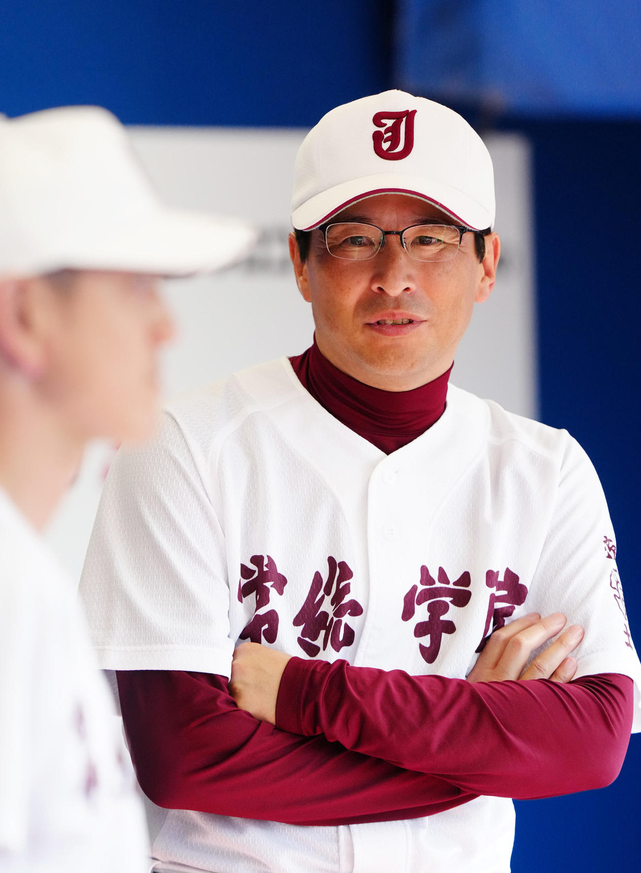 常総学院対木更津総合　6回表、ベンチから戦況を見つめる常総学院・島田監督（撮影・江口和貴）