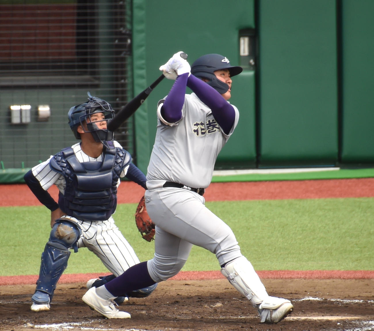 盛岡四対花巻東　2回裏花巻東1死一、二塁、中越え3点本塁打を放つ佐々木麟（撮影・山田愛斗）