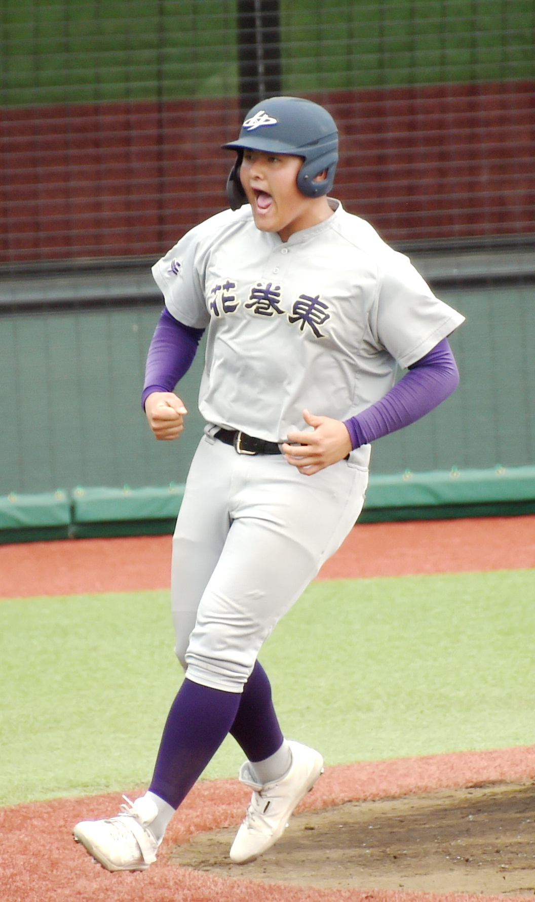 1回裏花巻東1死満塁、広内の左前適時打で生還した佐々木麟（撮影・山田愛斗）